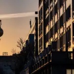 Len Sie ein Bild, das ein modernes Wohnzimmer mit einem Samsung-Fernseher in der Mitte zeigt, der sich mühelos mit mehreren Geräten wie Smartphones, Spielekonsolen und Streaming-Geräten verbinden lässt und dabei eine verbesserte Steuerung und nahtlose Konnektivität hervorhebt