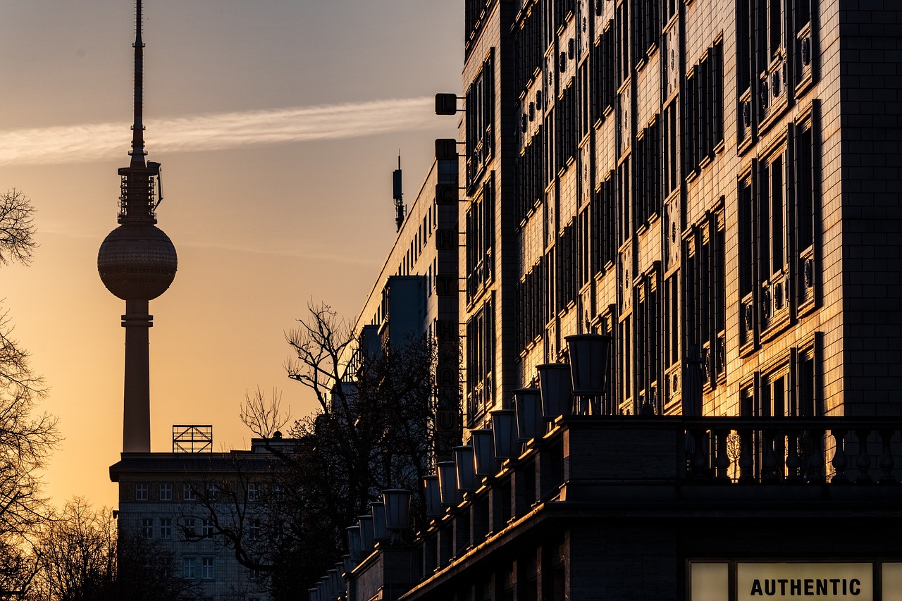 Len Sie ein Bild, das ein modernes Wohnzimmer mit einem Samsung-Fernseher in der Mitte zeigt, der sich mühelos mit mehreren Geräten wie Smartphones, Spielekonsolen und Streaming-Geräten verbinden lässt und dabei eine verbesserte Steuerung und nahtlose Konnektivität hervorhebt