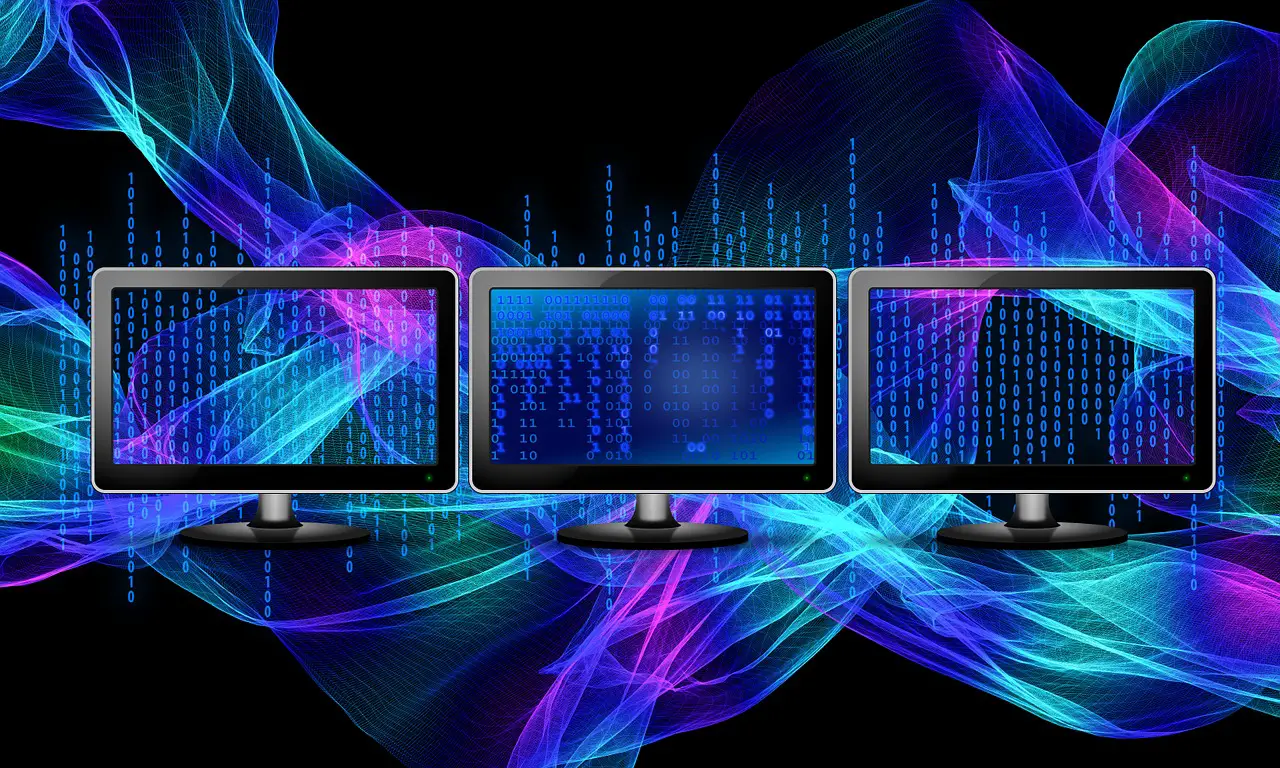 Erstellen Sie ein Bild, das ein Dual-Monitor-Setup zeigt, wobei ein Bildschirm lebendige, präzise Farben anzeigt und der andere verwaschene Farbtöne aufweist