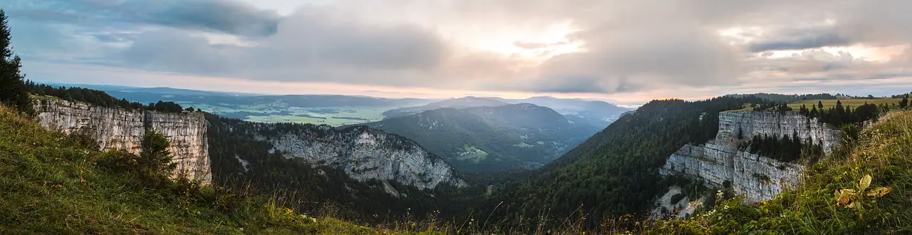 En Sie ein Bild, das einen direkten Vergleich eines Monitors zeigt, der warme und kühle Farbtemperaturen anzeigt
