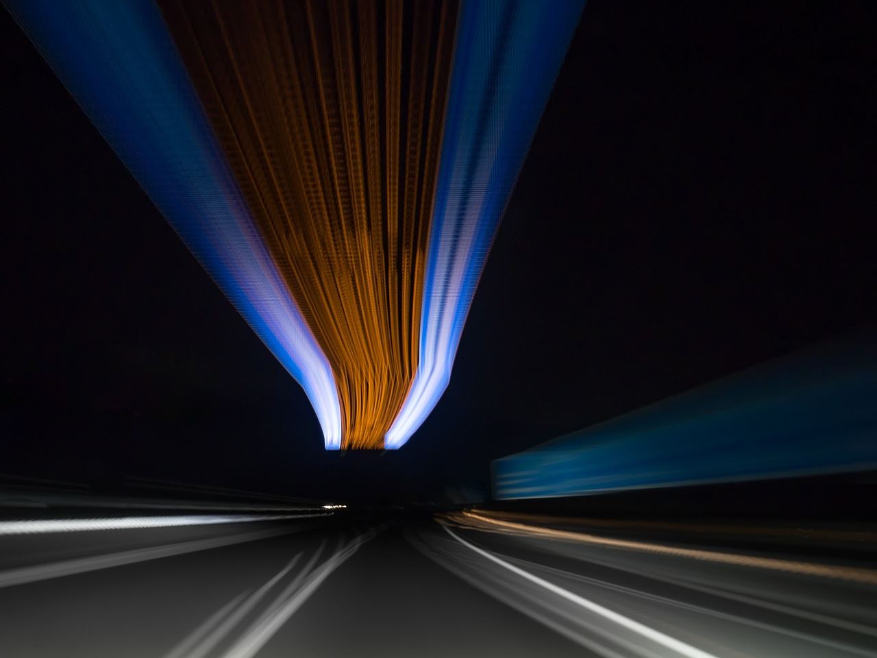 En Sie ein Bild, das zwei identische Landschaften nebeneinander zeigt, jeweils gerendert in den Farbräumen Adobe RGB und sRGB