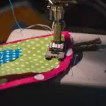 En Sie ein Bild mit zwei Farbrädern: eines mit einem breiten Spektrum an Farbtönen, aber ungenauen Farben; das andere mit präzisen Farben, aber einem begrenzten Bereich