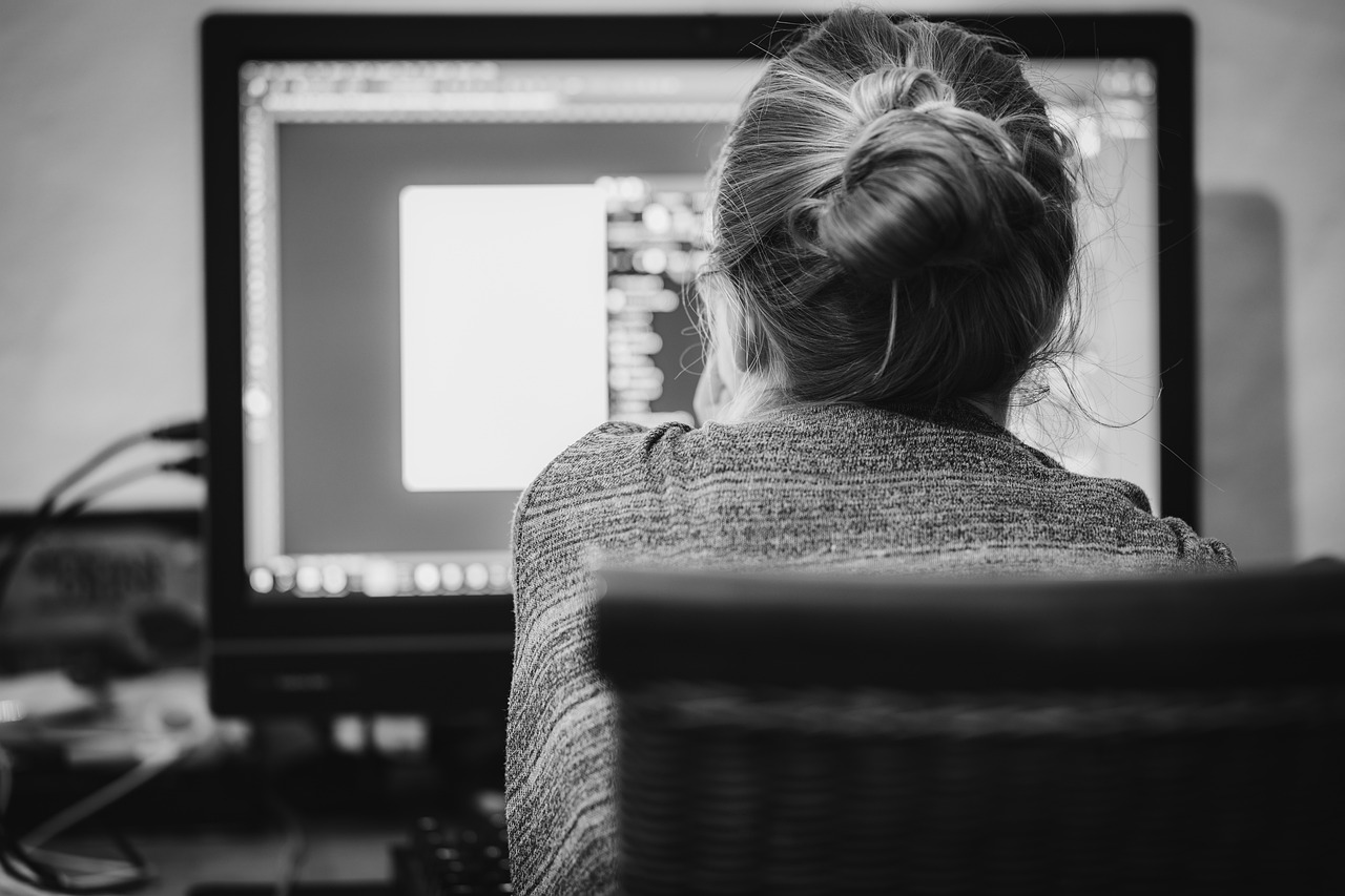 En Sie ein Bild, das zwei Computerbildschirme nebeneinander zeigt, einer mit genauer Monitorkalibrierung, der lebendige Farben und scharfe Details anzeigt, während der andere mit falscher Kalibrierung stumpfe Farben und verschwommenen Text zeigt