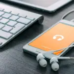 Len Sie ein Bild, das einen zerbrochenen iPhone-Bildschirm, ein eingefrorenes Galaxy-Telefon und einen leeren Smart-TV-Bildschirm zeigt