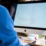 En Sie ein Bild mit einem perfekt kalibrierten Computermonitor, der ein lebendiges Foto mit präziser Farbwiedergabe anzeigt