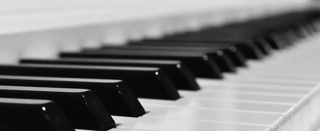 En Sie ein Bild, das eine Nahaufnahme einer lebendigen Musiktastatur zeigt, die in sanftes, gleichmäßig verteiltes Licht getaucht ist und die Bedeutung der Farbgenauigkeit bei der Musikproduktion hervorhebt