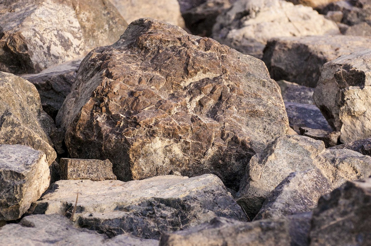 En Sie ein Bild, das einen Split-Screen-Vergleich eines lebendigen, hochauflösenden Fotos auf einem Monitor zeigt und sorgfältig auf Druckgenauigkeit eingestellt ist