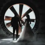 Len Sie ein Bild, das einen eleganten, hochmodernen Monitor mit futuristischer holografischer Anzeigetechnologie zeigt, umgeben von einem Spektrum lebendiger Farben und präziser Farbverläufe, was die Entwicklung der Monitorkalibrierung hervorhebt