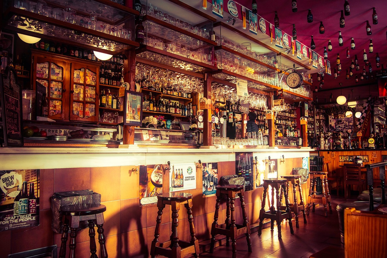 En Sie ein Bild mit einem warmen, einladenden Café-Interieur mit gemütlicher Beleuchtung im Kontrast zu einem kühlen, eleganten Elektronikgeschäft mit heller, lebendiger Beleuchtung