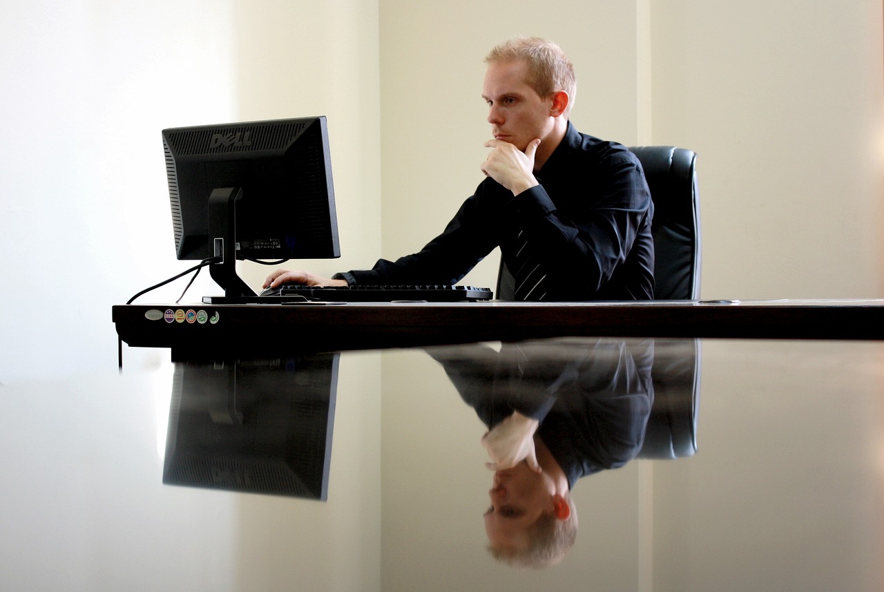 En Sie ein Bild, das eine Nahaufnahme eines Computerbildschirms mit einem angezeigten Farbkalibrierungstool anzeigt, während ein Benutzer die Helligkeits-, Kontrast- und Farbtemperatureinstellungen mithilfe eines Kalibrierungsgeräts anpasst