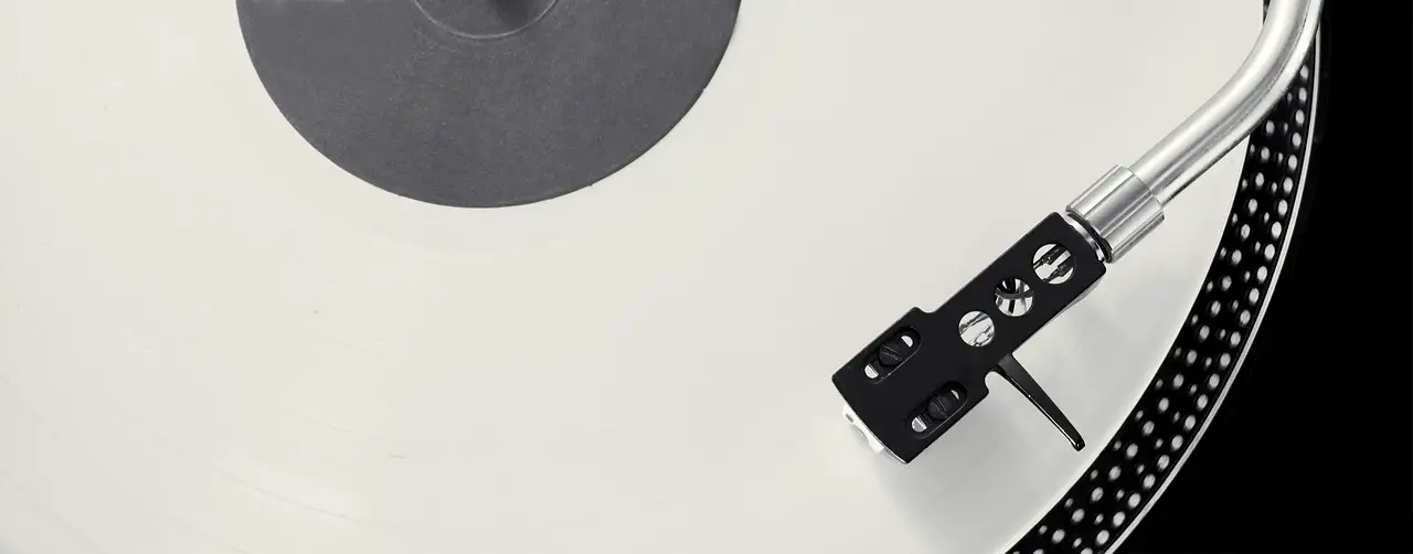 An image showcasing a sound waveform being transformed into a crystal-clear audio signal, with each intricate frequency accurately decoded and amplified, resulting in an immersive and high-fidelity listening experience