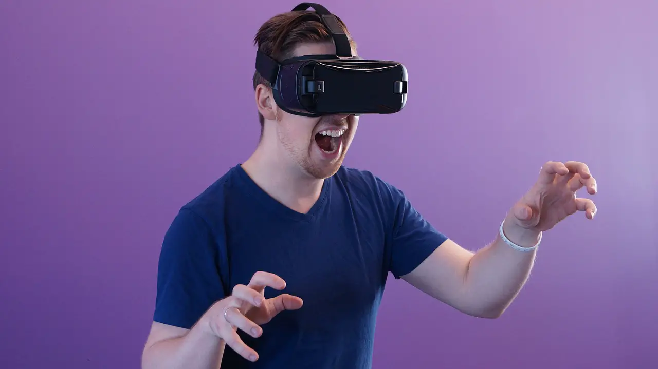 En Sie ein Bild, das eine Person zeigt, die Farbeinstellungen an einem VR-Headset anpasst, wobei eine lebendige digitale Farbpalette auf dem Bildschirm angezeigt wird