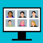 En Sie ein Bild, das eine Person zeigt, die die Helligkeits-, Kontrast- und Farbeinstellungen auf ihrem Computermonitor anpasst, während im Hintergrund eine Streaming-Anwendung und eine Videokonferenzsoftware ausgeführt werden