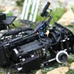 Len Sie ein Bild, das ein elegantes, modernes Videobearbeitungsstudio zeigt